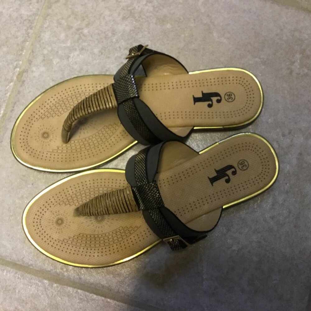 Flat sandals - Picture 2 of 2